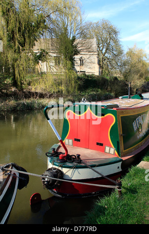 Narrowboats sur le canal d'Oxford à Shipton sur Cherwell dans l'Oxfordshire Banque D'Images