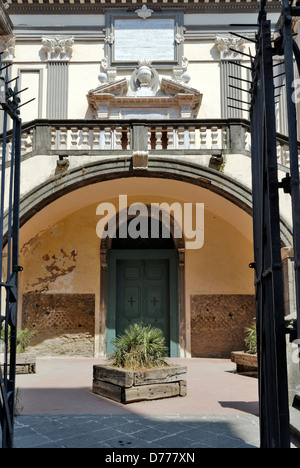 Naples. L'Italie. Partie inférieure de la Chiesa di San Paolo Maggiore, dans le centre historique de la ville de Naples. Dati initialement Banque D'Images