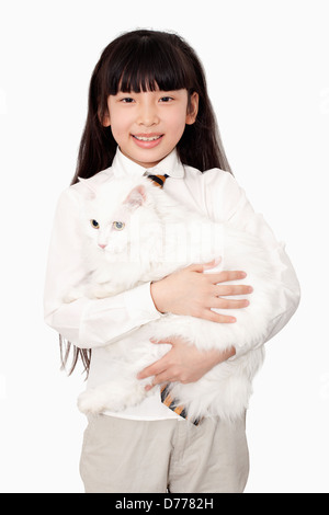 Portrait de jeune fille en blanc tenant un chat blanc Banque D'Images