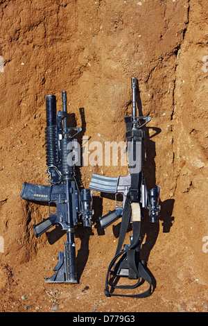 Deux carabines M4 Petits U.S austère poste de combat du Corps des Marines de la province de Helmand en Afghanistan sur M4 équipé de gauche M203 Banque D'Images