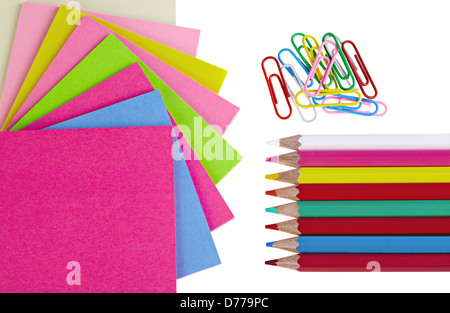 Crayons de couleur, de clips et de noter des documents sur fond blanc Banque D'Images