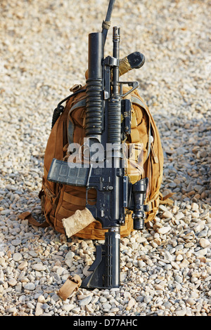 U.S. Marine Corps M4 équipé de 40 mm M203 Sac à dos lance-grenades avant d'opération de combat dans la province de Helmand en Afghanistan Banque D'Images