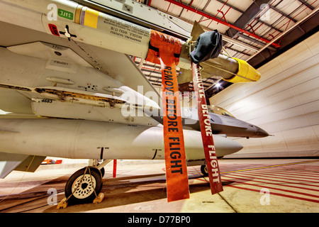 F-16 Jet d'alerte dans le Hangar chargé d'armes réelles Vue Latérale ou High Dynamic Range image HDR Banque D'Images