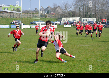 Adolescents à jouer au rugby, Royaume-Uni Banque D'Images