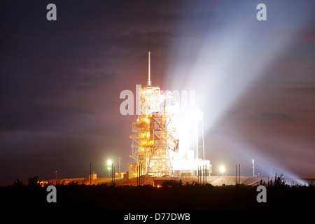 De puissants projecteurs au xénon illuminer la tour de lancement 39A après le lancement de la navette spatiale Endeavour lors de la mission STS-130 de la NASA Kennedy Space Banque D'Images