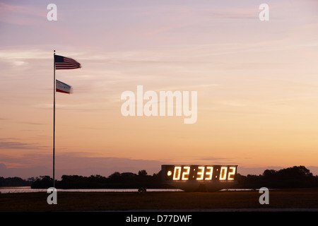 L'horloge du compte à rebours du lancement drapeau américain Kennedy Space Center Press Site après le lancement de la navette spatiale Endeavour lors de la mission STS-130 de la NASA Banque D'Images