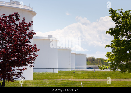 Une rangée de réservoirs de stockage de pétrole dans la région de Sarnia (Ontario) Canada Banque D'Images