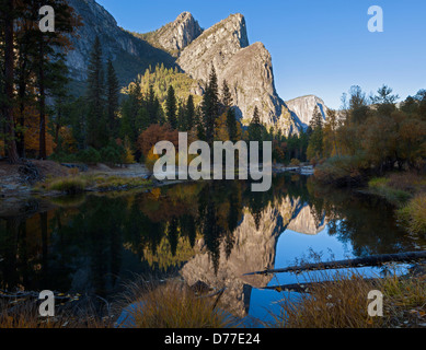 Yosemite National Park, CA : Les trois frères ont réfléchi à la Merced River à l'automne Banque D'Images