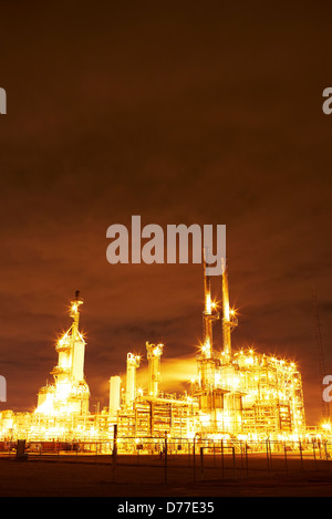 Vue de nuit en raffinerie pétrochimique Pasadena Houston Texas USA Banque D'Images
