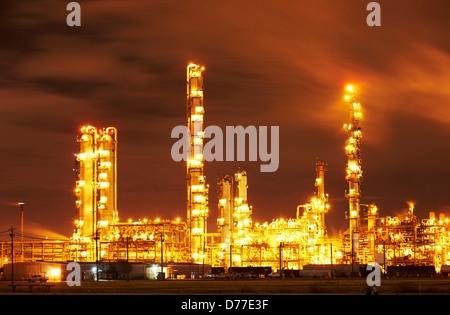 Vue de nuit en raffinerie pétrochimique Pasadena Houston Texas USA Banque D'Images