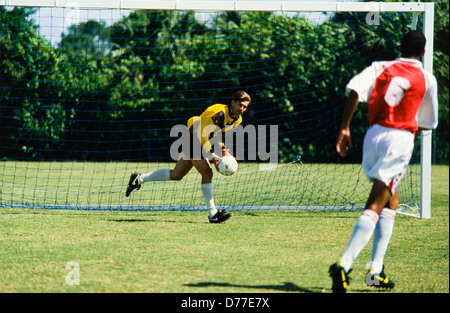 Jeu de football, race blanche et noire, les joueurs sur terrain, en concurrence, Miami Banque D'Images