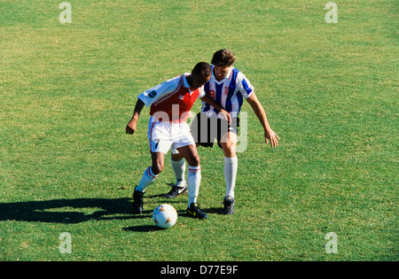 Jeu de football, race blanche et noire, les joueurs sur terrain, en concurrence, Miami Banque D'Images