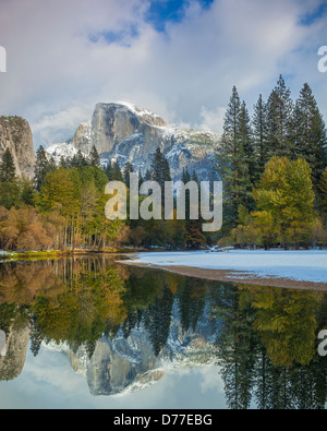 Yosemite National Park, CA : Demi Dôme (8842 ft) reflète dans la Merced River après une chute de neige Banque D'Images