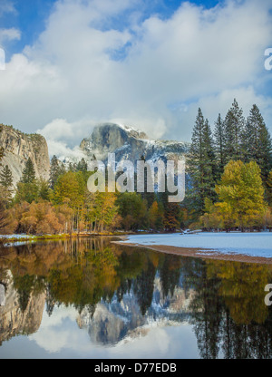 Yosemite National Park, CA Demi Dôme (8842 ft) reflète dans la Merced River après une chute de neige Banque D'Images