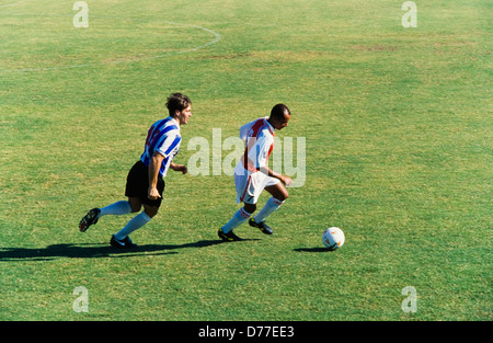 Jeu de football, race blanche et noire, les joueurs sur terrain, en concurrence, Miami Banque D'Images