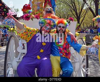 Les hommes juifs religieux habillés comme des clowns à la parade de Lag Baomer à Crown Heights, Brooklyn, New York Banque D'Images