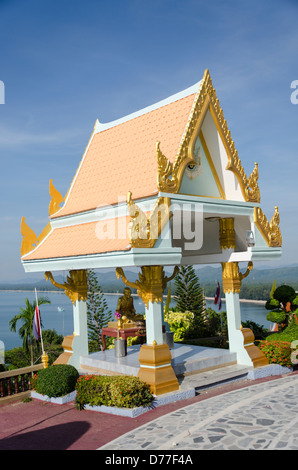 À l'autel bouddhiste Wat Tang Sai sur le dessus de la montagne Khao Tong Chai avec vue spectaculaire de Ban Krut beach dans le sud de la Thaïlande Banque D'Images