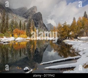 Yosemite National Park, CA : l'effacement de la tempête révèle les trois frères reflète dans la Merced River à la fin de l'automne Banque D'Images