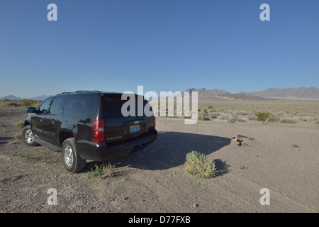 Une Chevrolet Suburban dans le désert du Nevada. Banque D'Images