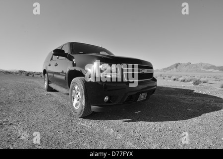 Une Chevrolet Suburban dans le désert du Nevada. Banque D'Images