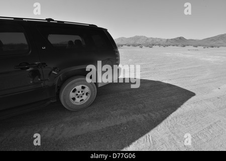 Une Chevrolet Suburban dans le désert du Nevada. Banque D'Images