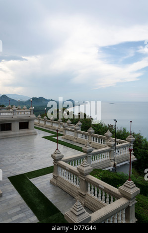 Grande terrasse en marbre d'un palais de Wat Tang Sai sur le dessus de la montagne au-dessus du Chai Khao Tong Krut Interdiction beach dans le sud de la Thaïlande Banque D'Images