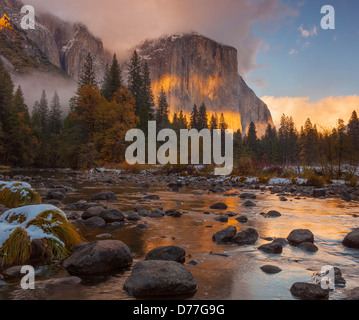 Yosemite National Park, CA : l'effacement de nuages de tempête au coucher du soleil illumine El Capitan (7042 ft) et la rivière Merced, à la fin de l'automne. Banque D'Images