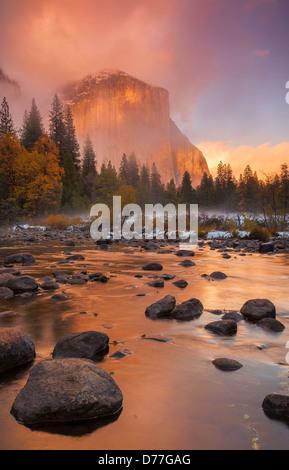 Yosemite National Park, CA : l'effacement de nuages de tempête au coucher du soleil illumine El Capitan (7042 ft) et la rivière Merced, à la fin de l'automne. Banque D'Images