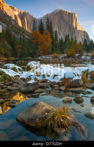 Yosemite National Park, CA : El Capitan (7042 ft) avec la lumière du matin sur la rivière Merced avec la neige Banque D'Images