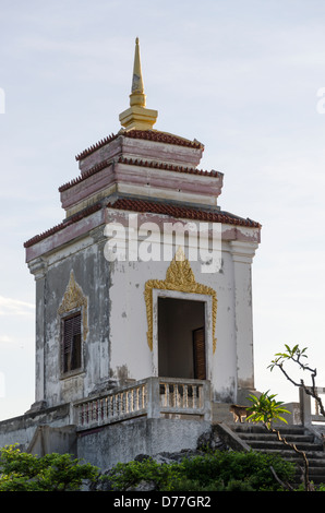 Temple Bouddhique Wat Thammikaram bâtiment avec un singe sur Khao Chong Krajok mountain dans Prachuap Khiri Khan en Thaïlande Banque D'Images