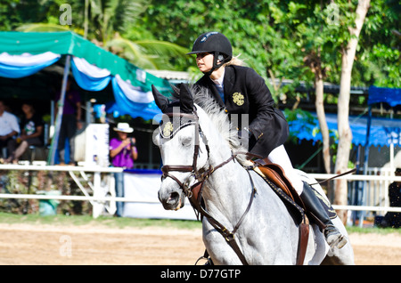 Equestre cheval non identifiés avec la concurrence lors de la 11e Coupe du Nawamintr "Queen's Cup" le 27 avril 2013 à Chon Buri, Thaïlande. Banque D'Images