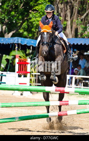 Equestre cheval non identifiés avec la concurrence lors de la 11e Coupe du Nawamintr "Queen's Cup" le 27 avril 2013 à Chon Buri, Thaïlande. Banque D'Images