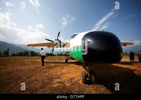 Népal Himalaya Tumlingtar twin-turbo d'avions de transport de passagers sur piste de terre vue grand angle Banque D'Images