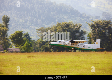 Népal Himalaya Tumlingtar twin-turbo-avion de décoller sur la piste de terre Banque D'Images