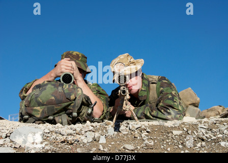 Marine royale britannique visant fusil de sniper sniper en montagne Nevada USA Hawthorne formation Banque D'Images