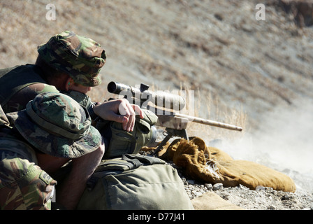 Marine royale britannique au cours de tir fusil de sniper sniper montagne Nevada USA Hawthorne formation Banque D'Images