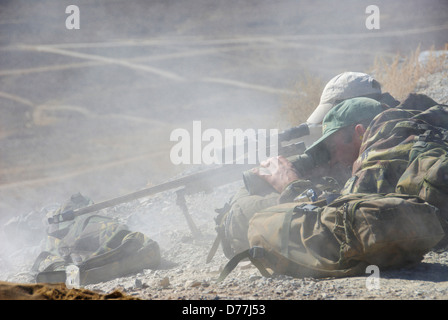 Marine royale britannique au cours de tir fusil de sniper sniper montagne Nevada USA Hawthorne formation Banque D'Images