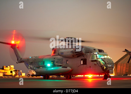 US Marine Corps CH-53D Sea Stallion se prépare à lancer l'Iraq Al Asad Air Base Banque D'Images