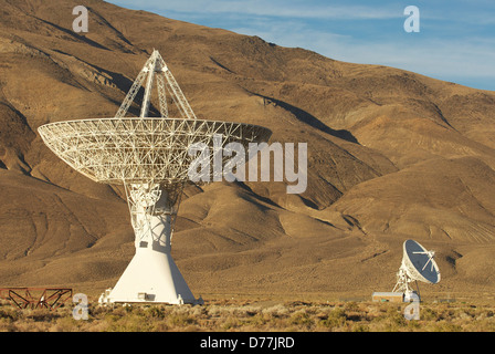 Télescope radio Owens Valley Radio Observatory très grand tableau de référence Owens Valley Big Pine California USA Banque D'Images