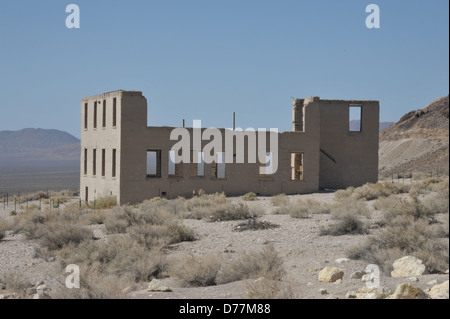 Bâtiment à la ville fantôme de rhyolite dans le Nevada. Banque D'Images