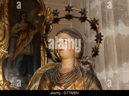 Statue de la Vierge Marie à l'église avec halo. Banque D'Images