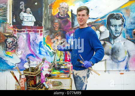 Saarlouis, Allemagne, 30 avril 2013. Peintre d'action Mike Mathes peint un tableau représentant le Pape François chez les femmes et des homosexuels dans son studio à Saarlouis, Allemagne, 30 avril 2013. Mathes vous donnera la photo fini au pape comme un cadeau. Photo : OLIVER/DIETZEDPA Alamy Live News Banque D'Images