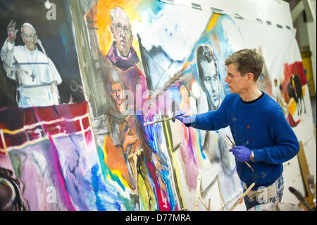 Saarlouis, Allemagne, 30 avril 2013. Peintre d'action Mike Mathes peint un tableau représentant le Pape François chez les femmes et des homosexuels dans son studio à Saarlouis, Allemagne, 30 avril 2013. Mathes vous donnera la photo fini au pape comme un cadeau. Photo : OLIVER/DIETZEDPA Alamy Live News Banque D'Images