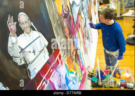 Saarlouis, Allemagne, 30 avril 2013. Peintre d'action Mike Mathes peint un tableau représentant le Pape François chez les femmes et des homosexuels dans son studio à Saarlouis, Allemagne, 30 avril 2013. Mathes vous donnera la photo fini au pape comme un cadeau. Photo : OLIVER/DIETZEDPA Alamy Live News Banque D'Images