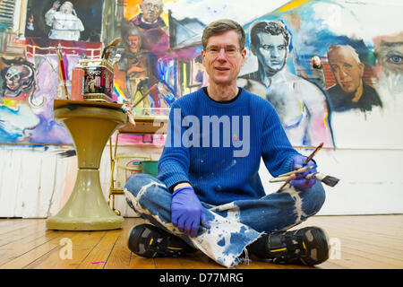 Saarlouis, Allemagne, 30 avril 2013. Peintre d'action Mike Mathes est assis dans son studio à Saarlouis, Allemagne, 30 avril 2013. Mathes vous donnera la photo fini au pape comme un cadeau. Photo : OLIVER/DIETZEDPA Alamy Live News Banque D'Images