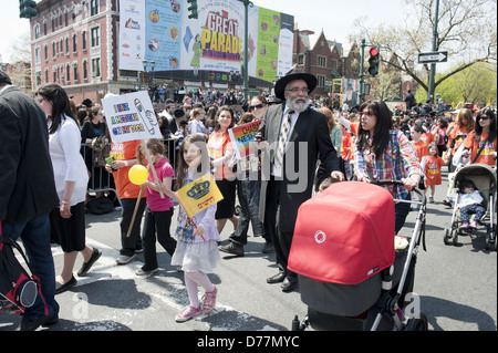 60Th annual 'Grand Parade' pour la fête juive de Lag Ba' Omer dans la section de Crown Heights de Brooklyn, le 28 avril 2013. Banque D'Images