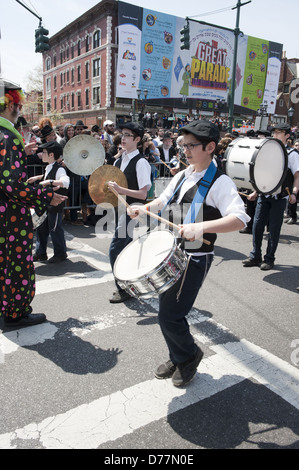 60Th annual 'Grand Parade' pour la fête juive de Lag Ba' Omer dans la section de Crown Heights de Brooklyn, le 28 avril 2013. Banque D'Images