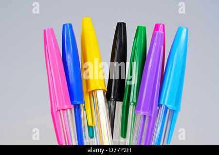 Les stylos à bille de couleur sur un arrière-plan gris. Banque D'Images