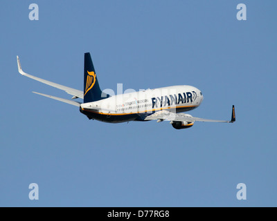 Avion Ryanair. Voyage aérien économique. Boeing 737-800 Airliner appartenant à la compagnie aérienne low-cost Ryanair en vol après le décollage. Banque D'Images