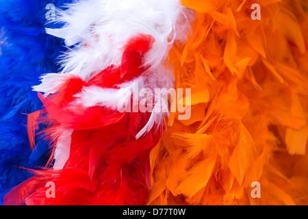 Amsterdam, Pays-Bas. Mardi, 30 avril 2013. Photo : matériel de décoration néerlandaise de coloris orange et rouge, blanc et bleu'. Les touristes néerlandais et célébrer le couronnement du roi Willem-Alexander à Amsterdam le jour où sa mère la Reine Beatrix a abdiqué. Photo : Nick Savage/Alamy Live News Banque D'Images